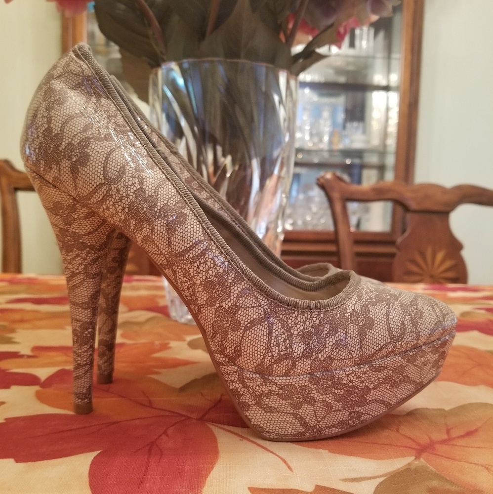 PLATFORM PATENT LACE PRINT PUMPS